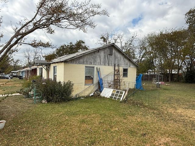 642 E Lumpkin Street, Meridian, TX 76665