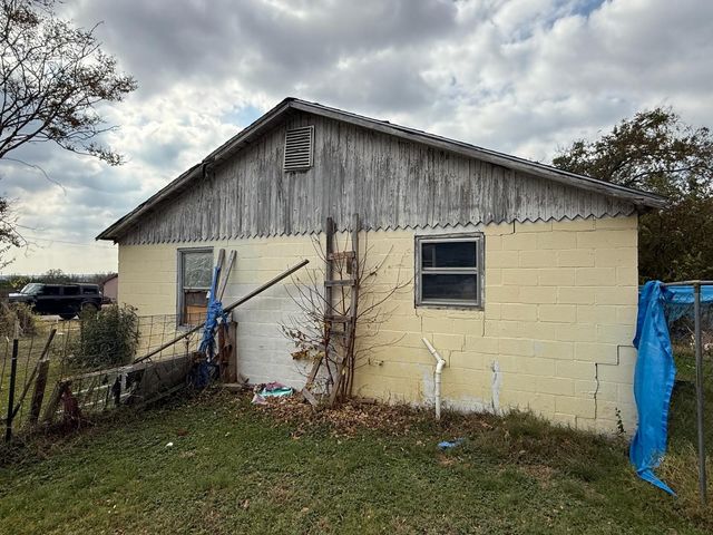 642 E Lumpkin Street, Meridian, TX 76665