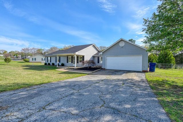 102 Stoneledge Drive, Woodruff, SC 29388