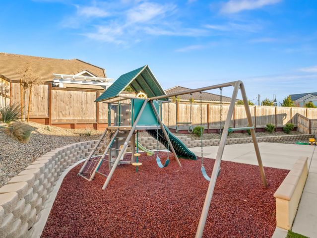 673 Redrock Drive, Madera, CA 93636