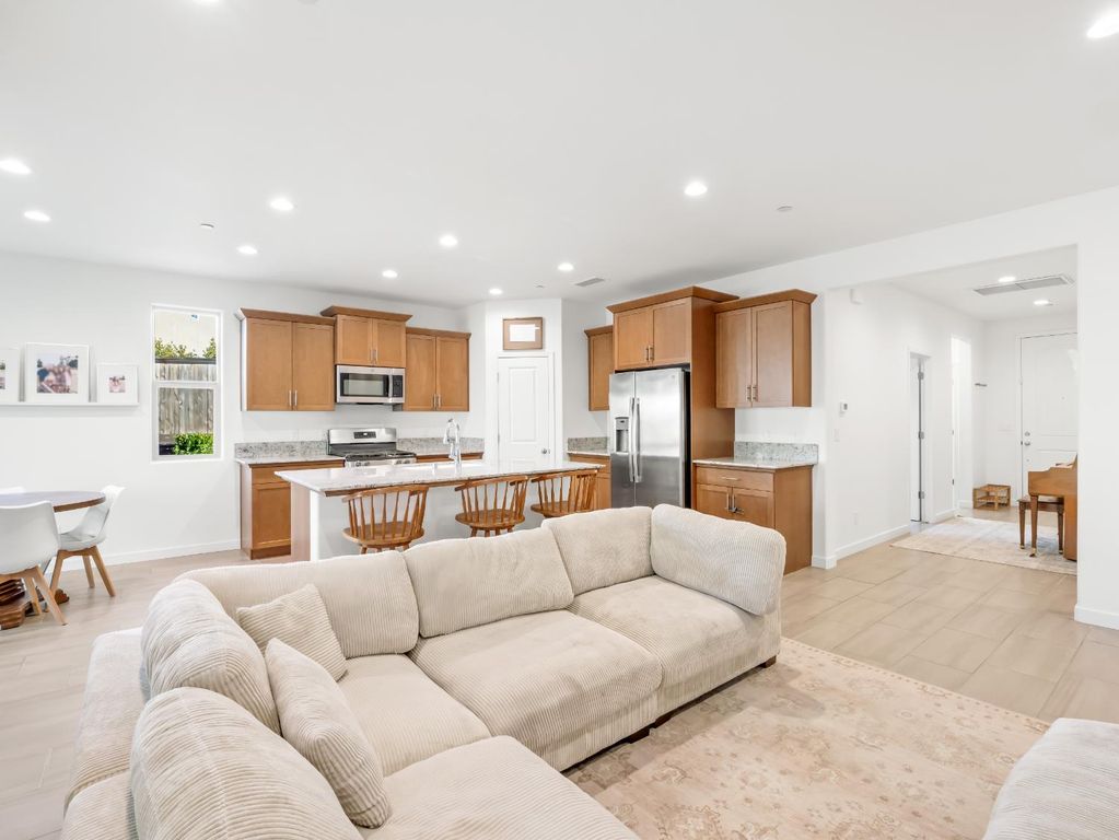 Image 5 of property listing at 673 Redrock Drive, Madera, CA 93636