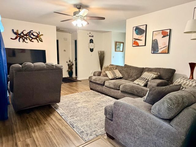 1605 Mary Lane, Aurora, MO 65605