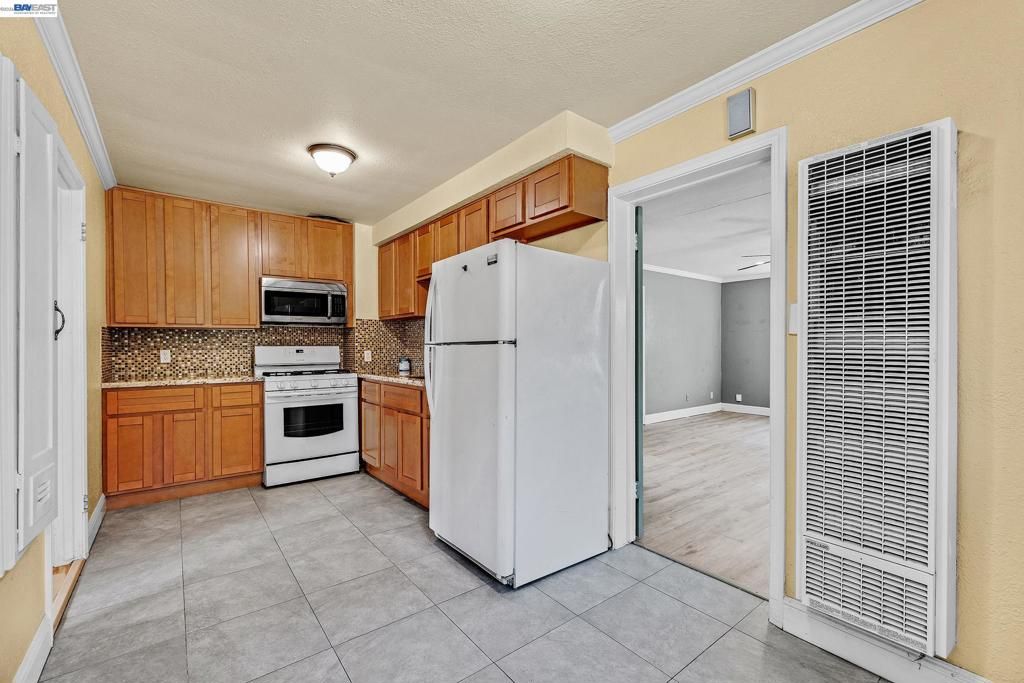 Image 28 of property listing at 566 57th St., Oakland, CA 94609