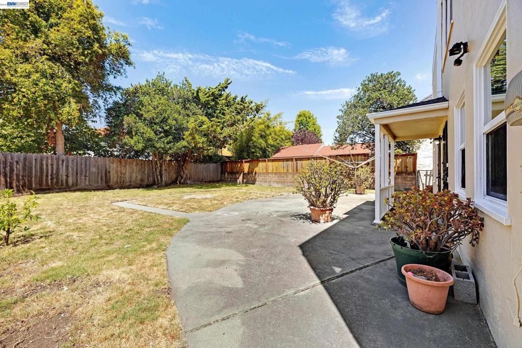 Image 39 of property listing at 566 57th St., Oakland, CA 94609