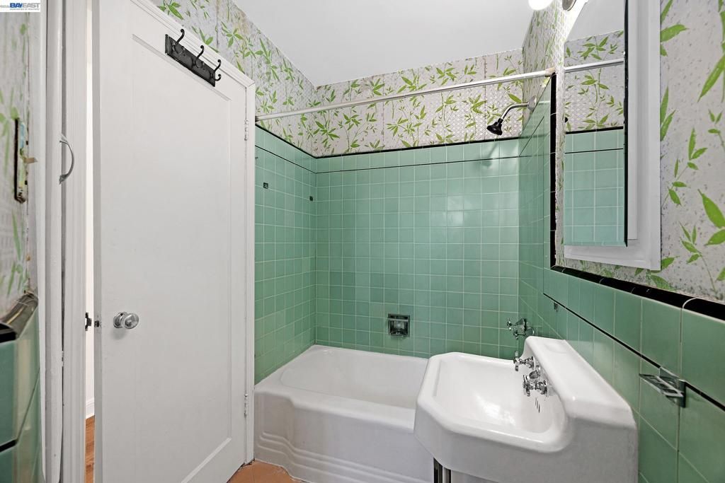Image 6 of property listing at 566 57th St., Oakland, CA 94609