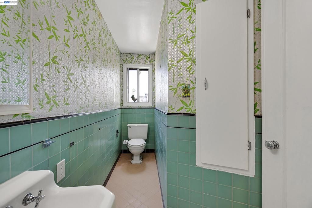 Image 7 of property listing at 566 57th St., Oakland, CA 94609