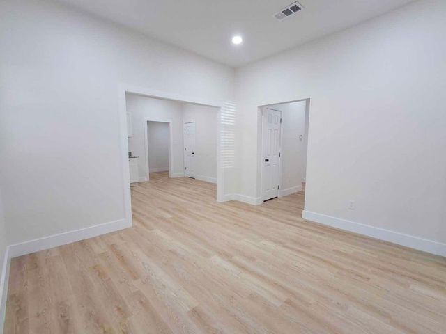 220 W Wardville Street, Cleburne, TX 76033