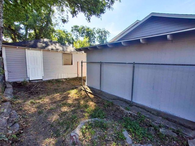 220 W Wardville Street, Cleburne, TX 76033