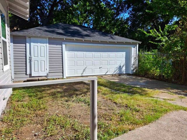 220 W Wardville Street, Cleburne, TX 76033