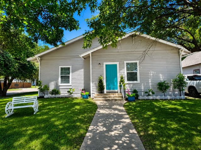 220 W Wardville Street, Cleburne, TX 76033