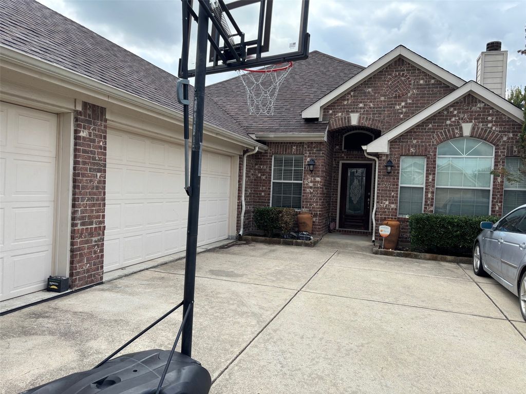 2319 Collin Drive, Grand Prairie, TX 75052