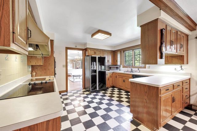 675 SUNSET CIRCLE, Green Bay, WI 54301
