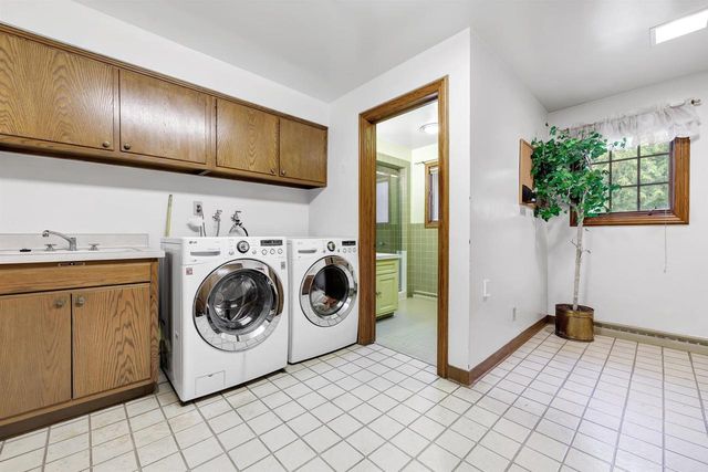 675 SUNSET CIRCLE, Green Bay, WI 54301