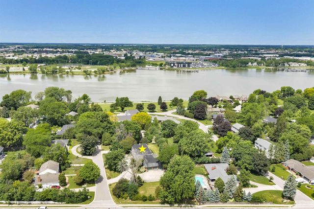 675 SUNSET CIRCLE, Green Bay, WI 54301