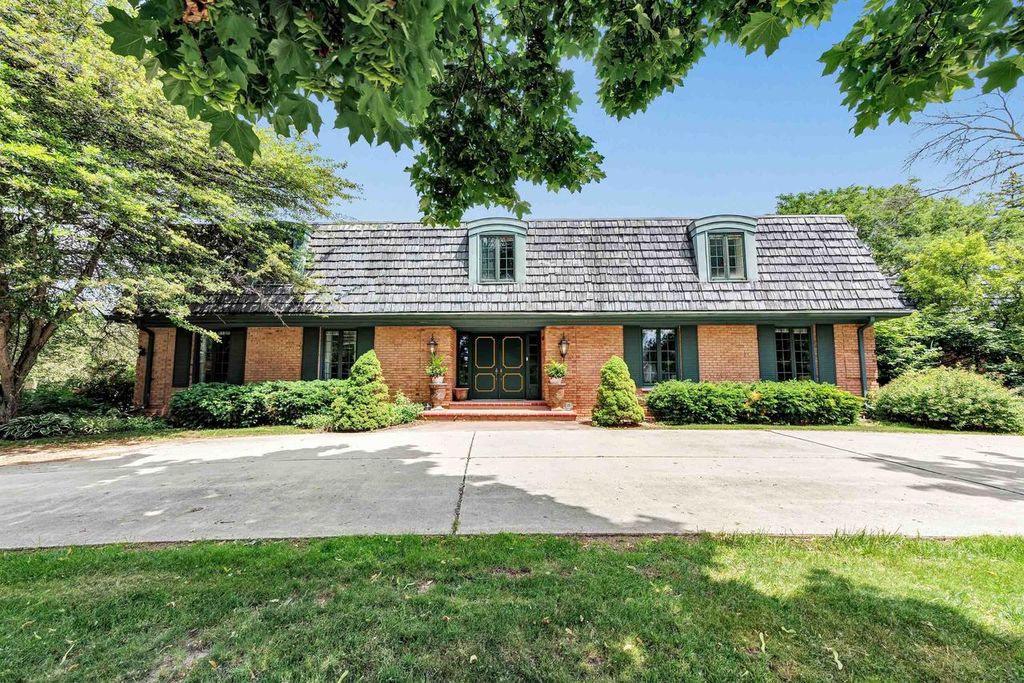 675 SUNSET CIRCLE, Green Bay, WI 54301