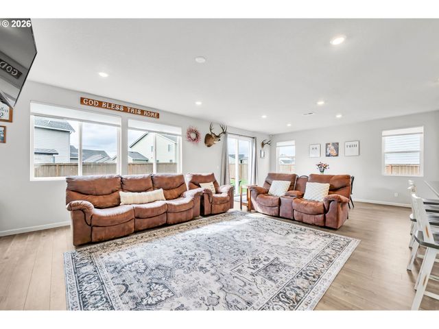 1433 DARLINGTON Dr, Junction City, OR 97448