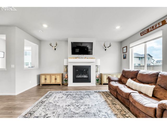 1433 DARLINGTON Dr, Junction City, OR 97448