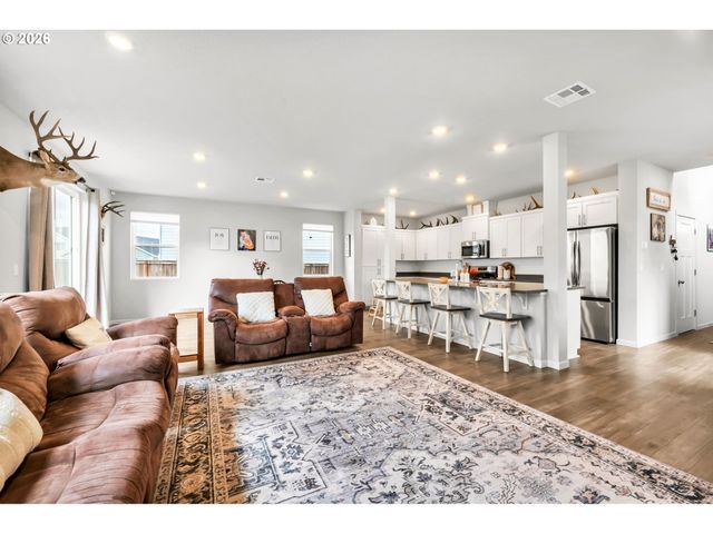 1433 DARLINGTON Dr, Junction City, OR 97448