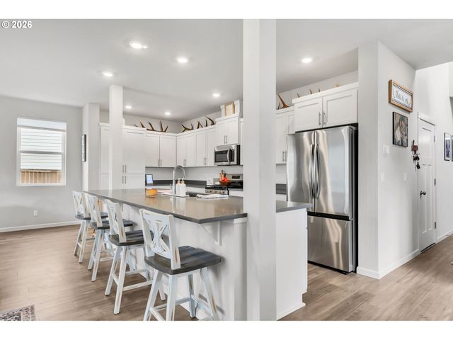 1433 DARLINGTON Dr, Junction City, OR 97448