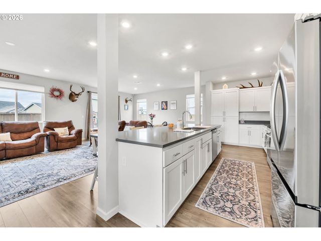 1433 DARLINGTON Dr, Junction City, OR 97448