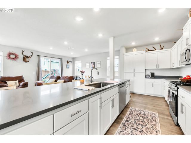 1433 DARLINGTON Dr, Junction City, OR 97448