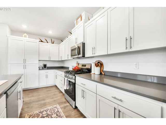 1433 DARLINGTON Dr, Junction City, OR 97448