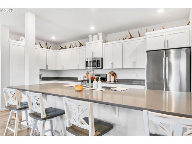 1433 DARLINGTON Dr, Junction City, OR 97448