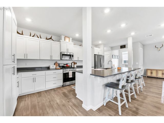 1433 DARLINGTON Dr, Junction City, OR 97448