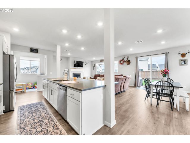 1433 DARLINGTON Dr, Junction City, OR 97448