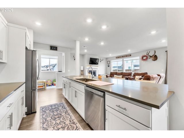 1433 DARLINGTON Dr, Junction City, OR 97448