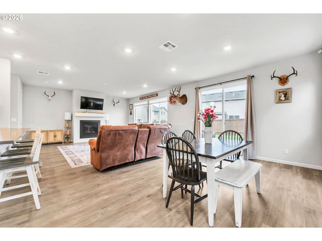 1433 DARLINGTON Dr, Junction City, OR 97448