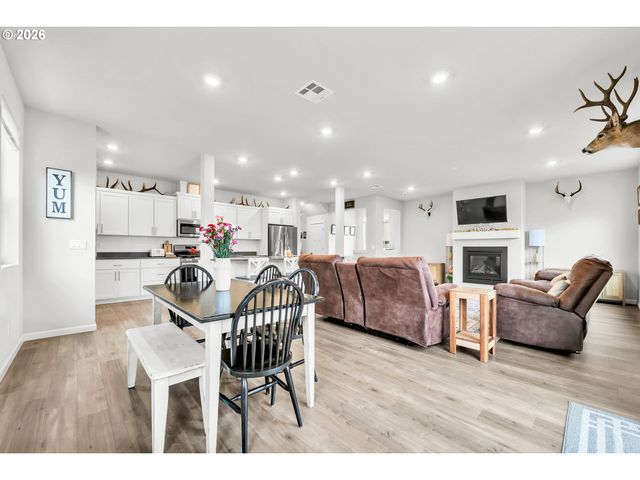 1433 DARLINGTON Dr, Junction City, OR 97448