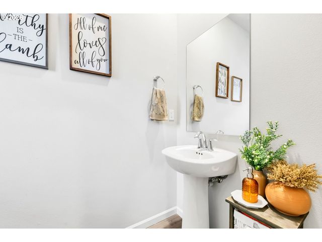 1433 DARLINGTON Dr, Junction City, OR 97448