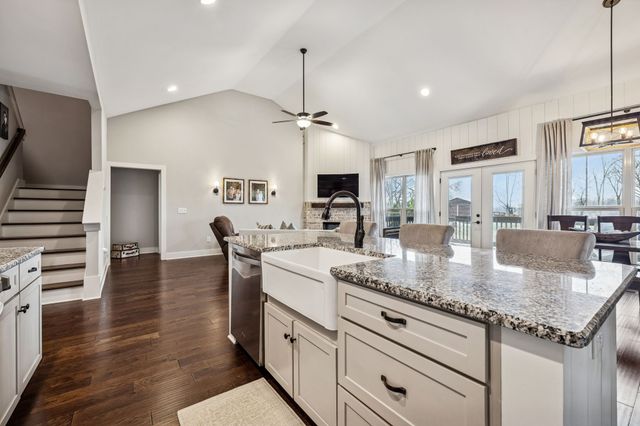 143 W Hester Rd, Cottontown, TN 37048