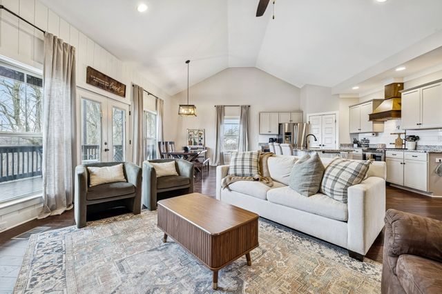 143 W Hester Rd, Cottontown, TN 37048