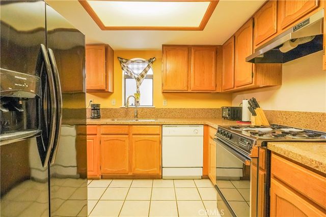 19273 Palm Way, Apple Valley, CA 92308