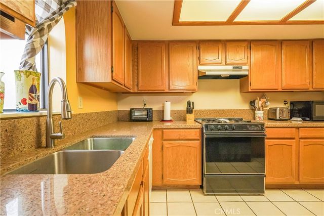 19273 Palm Way, Apple Valley, CA 92308