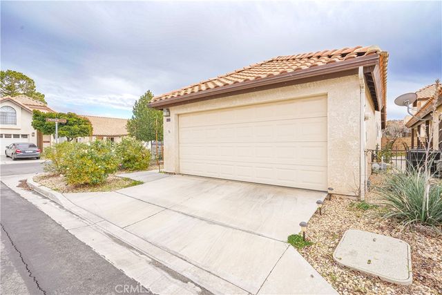 19273 Palm Way, Apple Valley, CA 92308