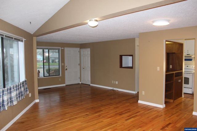 1444 Umpqua Ct, Woodburn, OR 97071