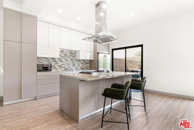 18723 Redwing Street, Tarzana (los Angeles), CA 91356