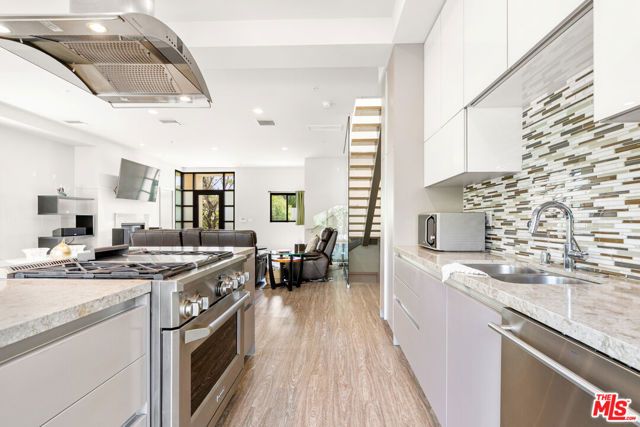 18723 Redwing Street, Tarzana (los Angeles), CA 91356