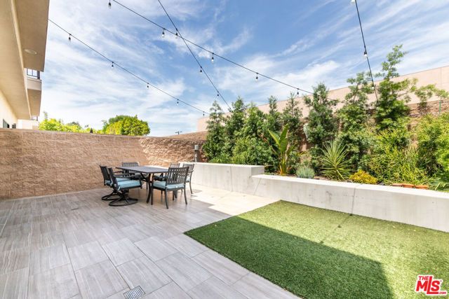 18723 Redwing Street, Tarzana (los Angeles), CA 91356