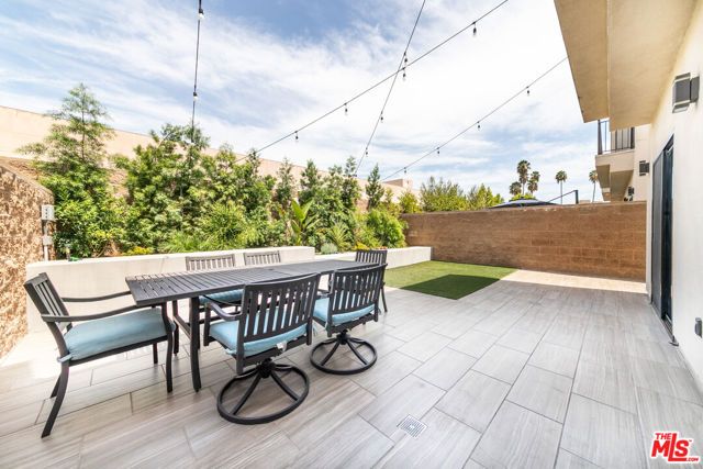 18723 Redwing Street, Tarzana (los Angeles), CA 91356