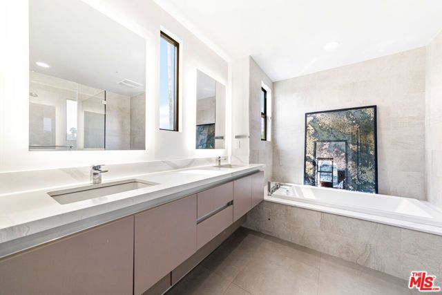 18723 Redwing Street, Tarzana (los Angeles), CA 91356