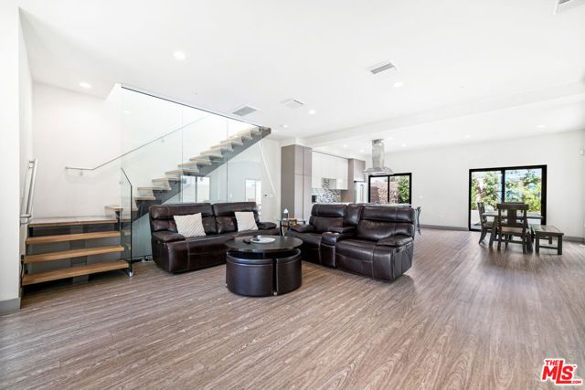 18723 Redwing Street, Tarzana (los Angeles), CA 91356
