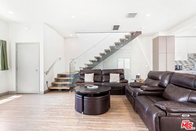 18723 Redwing Street, Tarzana (los Angeles), CA 91356