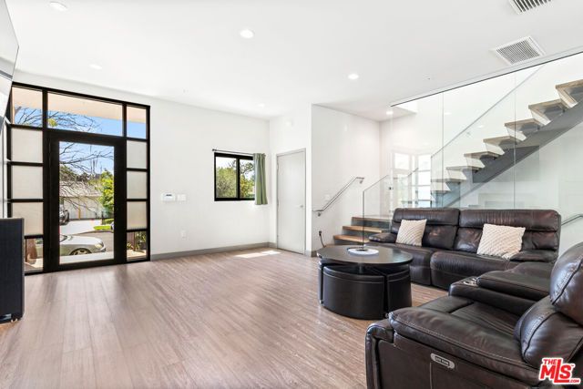 18723 Redwing Street, Tarzana (los Angeles), CA 91356