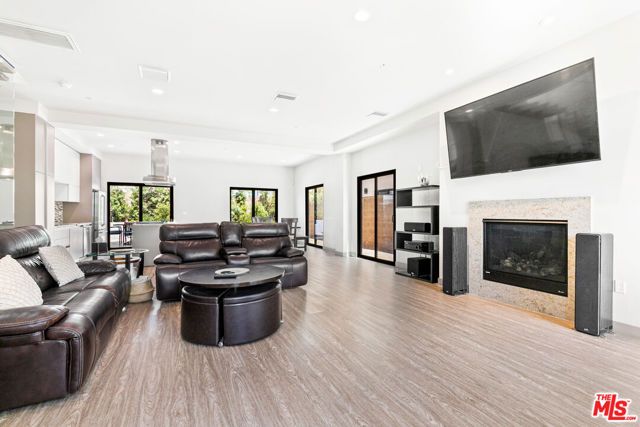 18723 Redwing Street, Tarzana (los Angeles), CA 91356