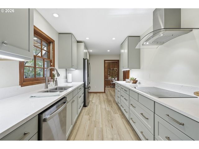 628 S PALATINE HILL Rd, Portland, OR 97219