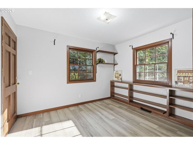 628 S PALATINE HILL Rd, Portland, OR 97219